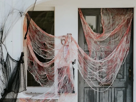 Materiał z plamami krwi, biały, 0.72x9.8m