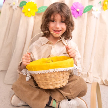Koszyk wielkanocny wyłożony żółtą tkaniną