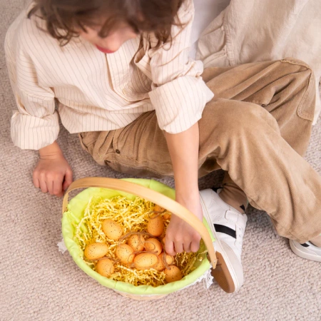 Koszyk wielkanocny wyłożony zieloną tkaniną