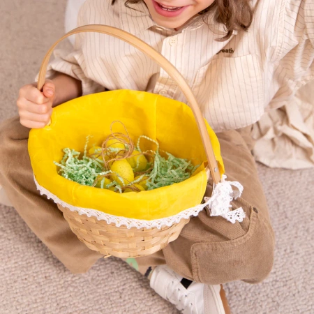 Koszyk wielkanocny wyłożony żółtą tkaniną