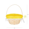Koszyk wielkanocny wyłożony żółtą tkaniną