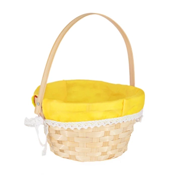 Koszyk wielkanocny wyłożony żółtą tkaniną